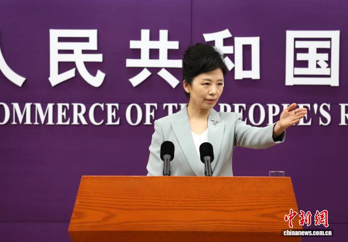 6月4日，中原商务部正在北京举办例止音讯揭橥会，商务部消息收行人何咏前便相干题目问记者问。 中新社记者 赵隽 摄
